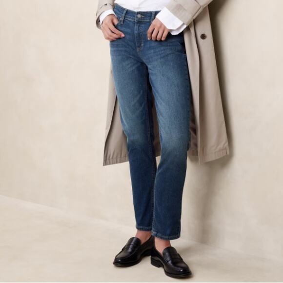 Banana Republic Girlfriend Jeans Size 26 / 2 Crop Cuffed Ankle Length Dark Wash - Picture 1 of 13
